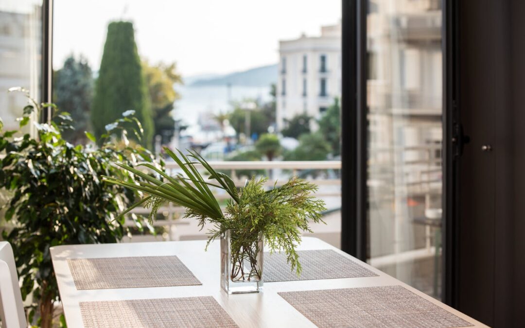 Mały balkon, wielkie możliwości – jak urządzić funkcjonalną i stylową przestrzeń?
